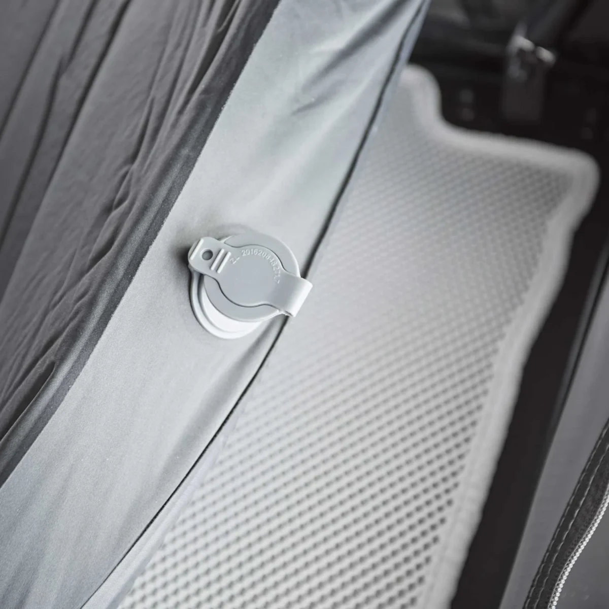 (pré commande 17.07.2025) Tente de toit rigide VICKYWOOD CUMARU EASE 125 – Grise – 2 pers. – Coque rigide légère + matelas pneumatique – Image 3